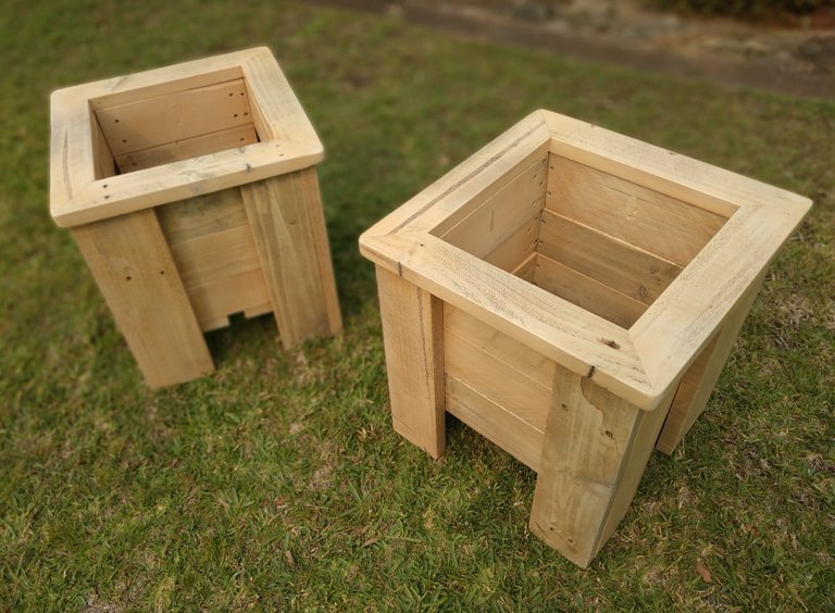 Traditional Style Small Planter